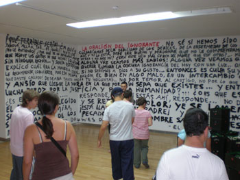 Una de las salas que más nos impresionó, donde podemos disfrutar de un poema escrito con grafiti en las paredes.